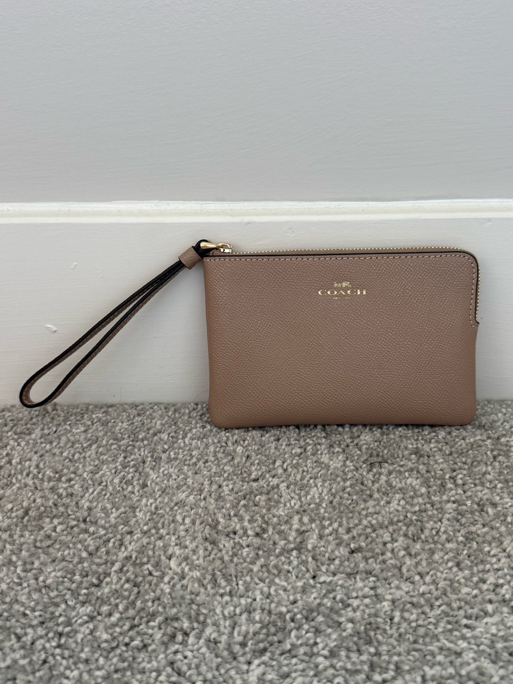 NWOT Coach Pebbled Leather Wristlet in Taupe
